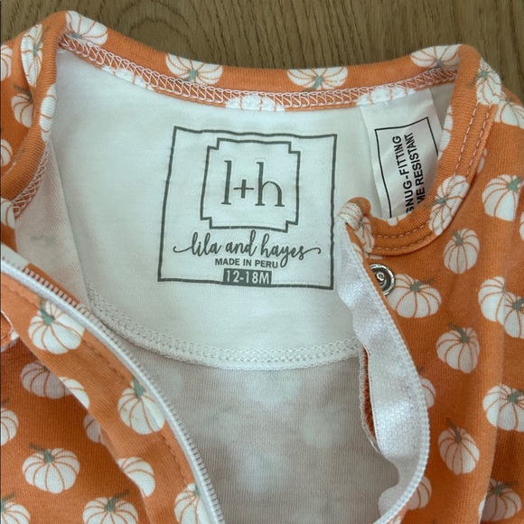 Lila & Hayes 12-18 months Parker Zipper Sleeper in Fall Pumpkins - Picture 2 of 5